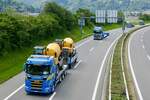 Ein Scania Hängerzug und weitere LKW von Martin Wittwer am 28.6.24 auf dem Weg zum Trucker Festival auf der A8 in Matten b.