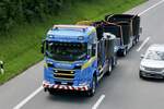 Ein Scania Hängerzug von Martin Wittwer am 28.6.24 auf dem Weg zum Trucker Festival auf der A8 in Matten b.