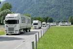 Ein Scania Hängerzug und weitere LKW von Transex die am 28.6.24 zum Trucker Festival fahren in Bönigen.