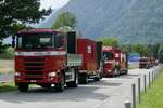 Ein Scania Hängerzug und weitere LKW von Kästli die am 28.6.24 zum Trucker Festival fahren in Bönigen.