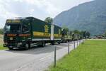 Ein Scania Hängerzug und weitere LKW von Emil Egger am 28.6.24 vor dem Trucker Festival Gelände in Bönigen.