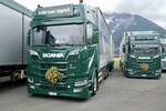 Zwei Scania Hängerzüge von Schär Eggiwil die am 30.6.24 beim Trucker Festival Interlaken stehen.