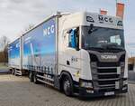 =Scania 420 S-Hängerzug von MCC-Logistics rastet im November 2024 an der A 7