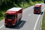 Ein Scania und Iveco von Pistor die am 28.6.24 unterwegs zum Trucker Festival sind auf der A8 in Matten b.