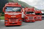 Ein MAN und zwei Scania von W. Hochuli die am 14.7.24 beim Trucker Treffen in Ambri stehen.