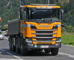 Scania 560 R Kipper, von Hollaus Bau, gesehen in Mayrhofen. 08.2024