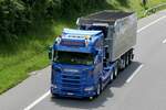 Scania Sattelzug von Rüegsegger der am 28.6.24 unterwegs zum Trucker Festival ist auf der A8 im Matten b.