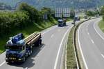 Ein Scania Holztransporter und weitere LKWs von Martin Wittwer am 28.6.24 auf der Anfahrt zum Trucker Festival auf der A8 in Matten b. Interlaken.