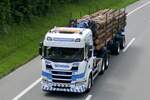 Ein Scania Holztransporter von Egli Transporte am 28.6.24 unterwegs zum Trucker Festival auf der A8 in Matten b.