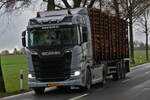 Scania R 580 Sattelzug als Kurzholztransporter unterwegs.