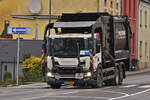 Scania Müllentsorgungsfahrzeug, unterwegs zum nächsten Kunden.