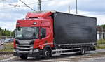 Ein polnischer SCANIA P 280 LKW mit Pritschenaufbau mit Plane am 17.07.24 Bahnübergang Rodleben.