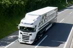 Der Scania Sattelzug von ANTPerformence am 28.6.24 auf dem Weg zum Trucker Festival auf der A8 in Mattem b.
