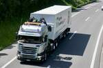 Ein Scania Sattelzug von Martin Schaller der auf dem Weg zum Trucker Festival ist am 28.6.24 auf der A8 in Matten b.