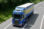 Ein Scania Sattelzug von Martin Wittwer am 28.6.24 auf der Anfahrt zum Trucker Festival auf der A8 in Matten b.