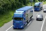 Zwei Scania Sattelzüge von Rüegsegger am 28.6.24 unterwegs zum Trucker Festival auf der A8 in Matten b. Interlaken.