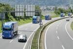 Mehrere Scania Sattelzüge von Rüegsegger die am 28.6.24 unterwegs zum Trucker Festival sind auf der A8 in Matten b. Interlakem.