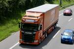 Ein Scania Sattelzug von M. Järmann der am 28.6.24 unterwegs zum Trucker Festival ist auf der A8 in Matten b. Interlaken.