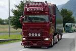 Ein Scania Sattelzug von Precycling der am 28.6.24 aufs Gelände des Trucker Festivals fährt in Bönigen.