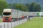 Ein Scania Sattelzug und weitere LKW von Interspan die am 28.6.24 vor dem Trucker Festival Gelände stehen in Bönigen.