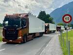 Ein Scania Sattelzug und weitere von R-Trans die am 28.6.24 vor dem Trucker Festival Gelände stehten in Bönigen.