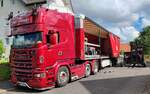 =Scania Super R 730 der Spedition RAUTER steht zur Entladung in Petersberg-Marbach, 07-2024