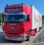 =Scania Super R 500 der griechischen Spedition KARITSIOS rastet an der A 7, 08-2024