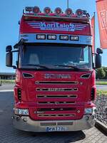 =Scania Super R 500 der griechischen Spedition KARITSIOS rastet an der A 7, 08-2024