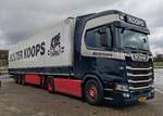 =Scania 460 S-Sattelzug vom WOLTER KOOPS rastet im Dezember an der A 7