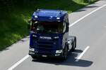 Eine Scania 500 R Zugmaschine von Vigier Beton der am 28.6.24 unterwegs zum Trucker Festival ist auf der A8 in Matten b.