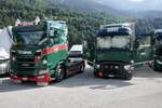 Eine Scania Zugmaschine und ein Renault von Senn die am 14.7.24 beim Trucker Treffen in Ambri stehen.