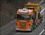 SCANIA R500 \8/ des niederlndischen Schwerlastunternehmen FEENSTRA/Holtrop Van der Vlist Transportgroup ist durch das Sauerland in Richtung Sden unterwegs.