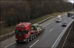 Dieser italienische Scania 164L \8/ 580PS der Cram Trasporti hat vermutlich ein Maschinenteil geladen und wird beim Transport von einem Begleitfahrzeug durch das Sauerland in Richtung Ruhrgebiet