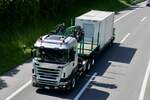 Scania mit Tieflader von Martin Schaller der am 28.6.24 unterwegs zum Trucker Festival ist auf der A8 in Matten b.