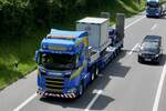 Ein Scania Sattelzug von Martin Wittwer am 28.6.24 auf dem Weg zum Trucker Festival auf der A8 in Matten b.