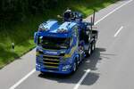 Ein weiterer leerer Scania Spezialtransporter von Martin Wittwer der am 28.6.24 unterwegs zum Trucker Festival ist auf der A8 in Mattem b.