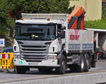 Scania R 410, mit Sonderaufbau, gesehen am Bahnhof in Jenbach.