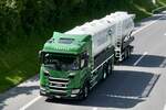 Ein Scania Hängerzug von Traveco der am 28.6.24 unterwegs zum Trucker Festival ist am 28.6.24 in Matten b. Interlaken.