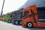 Volvo und DAF von Studer Transporte mit weiteren LKW die am 14.7.24 beim Trucker Treffen in Ambri stehen.