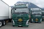 Zwei Volvo FH Sattelzüge von Schär Eggiwil die am 30.6.24 beim Trucker Festival in Interlaken stehen.