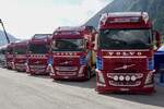 Fünf Volvo FH von Sidler Transport die am 14.7.24 beim Trucker Treffen in Ambri stehen.