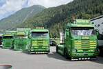 Zwei ältere Scania Zugmaschinen und weiterer Scania und Volvo von Raschle AG die am 14.7.24 beim Trucker Treffen in Ambri stehen.