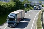 Volvo Hängerzug von Planzer mit zwei weiteren am 28.6.24 auf dem Weg zum Trucker Festival auf der A8 in Matten b. Interlaken.