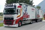 Ein Volvo FH Hängerzug von Trans Schneider der am 28.6.24 zum Trucker Festival fährt in Bönigen.