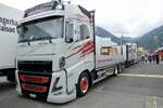 Ein Volvo FH Hängerzug von Sutter der am 30.6.24 beim Trucker Festival in Interlaken steht.