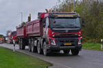 Volvo FM X, Kipper und, Hängerzug, von Beton Weber, gesehen nahe der Straßenbaustelle.