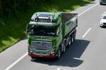 Ein Volvo FH Kipper von Addor Gstaad am 28.6.24 auf dem Weg zum Trucker Festival auf der A8 in Matten b. Interlaken.