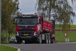 Volvo FM Hängerzug aufgenommen bei der Einfahrt in einen Kreisverkehr.