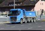 Blauer Volvo Kipper unterwegs in der Stadt Lausanne am 28.02.2025