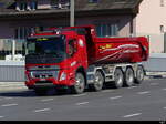 Roter Volvo Kipper unterwegs in der Stadt Lausanne am 28.02.2025